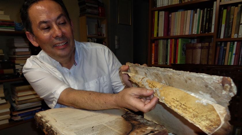 frei José Luís de Almeida Monteiro mostra uma bíblia católica do século XVII (1662), cuja contracapa queimada escondia um pergaminho Foto: Liliana Carona/RR