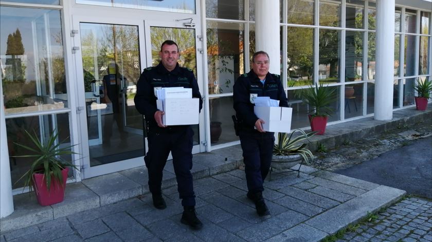 Militares da GNR levam TPC aos alunos do Agrupamento de Escolas de Gouveia. Foto: Liliana Carona/RR