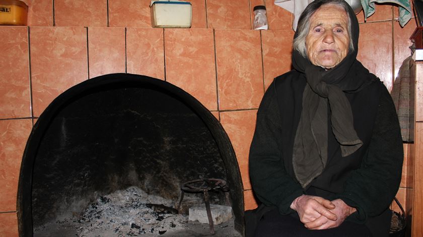 Luciana, a idosa que vive sozinha e isolada, mas feliz