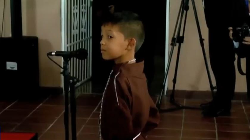 Criança canta para o Papa em lar no Panamá