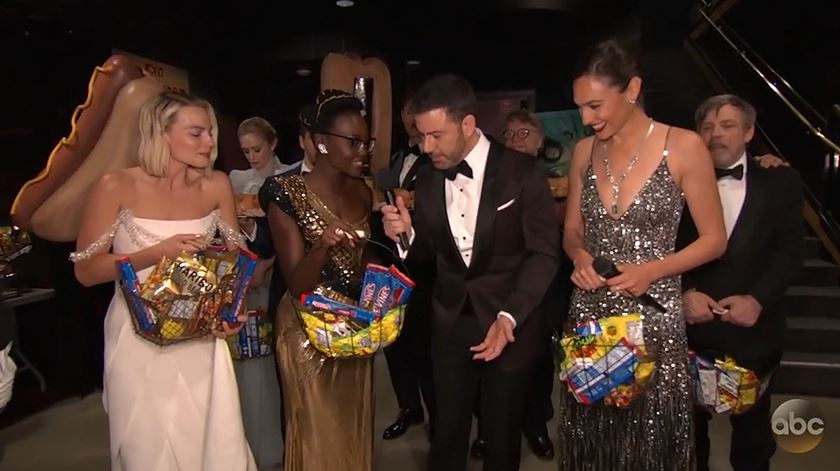 Resultado de imagem para oscar 2018 jimmy kimmel leva estrelas com doces
