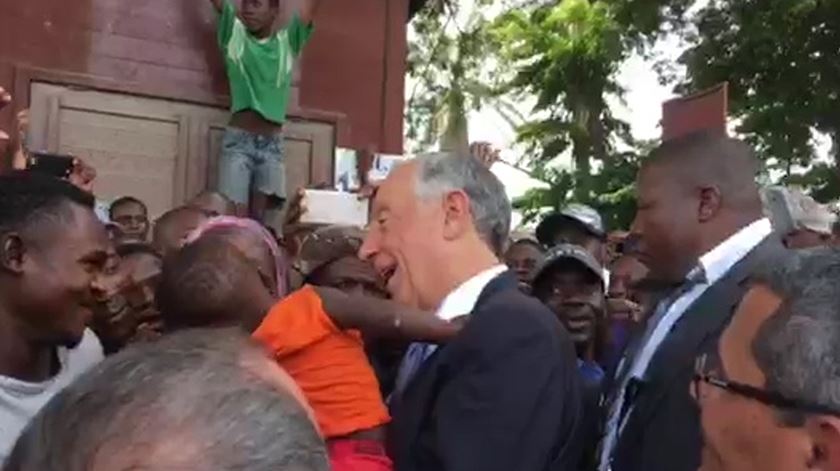 “Marcelo, nós te amamos”. Novo banho de multidão em Angola