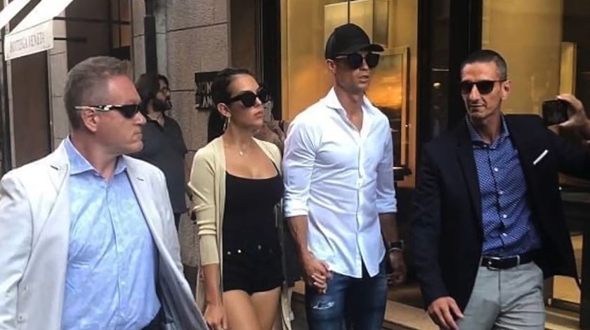 Ronaldo foi às compras em Milão e não passou despercebido