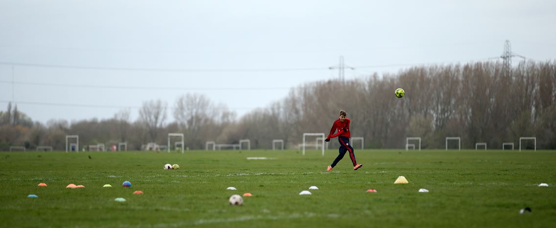 Futebol suspenso, relvado, coronavírus Foto Steven Paston Reuters