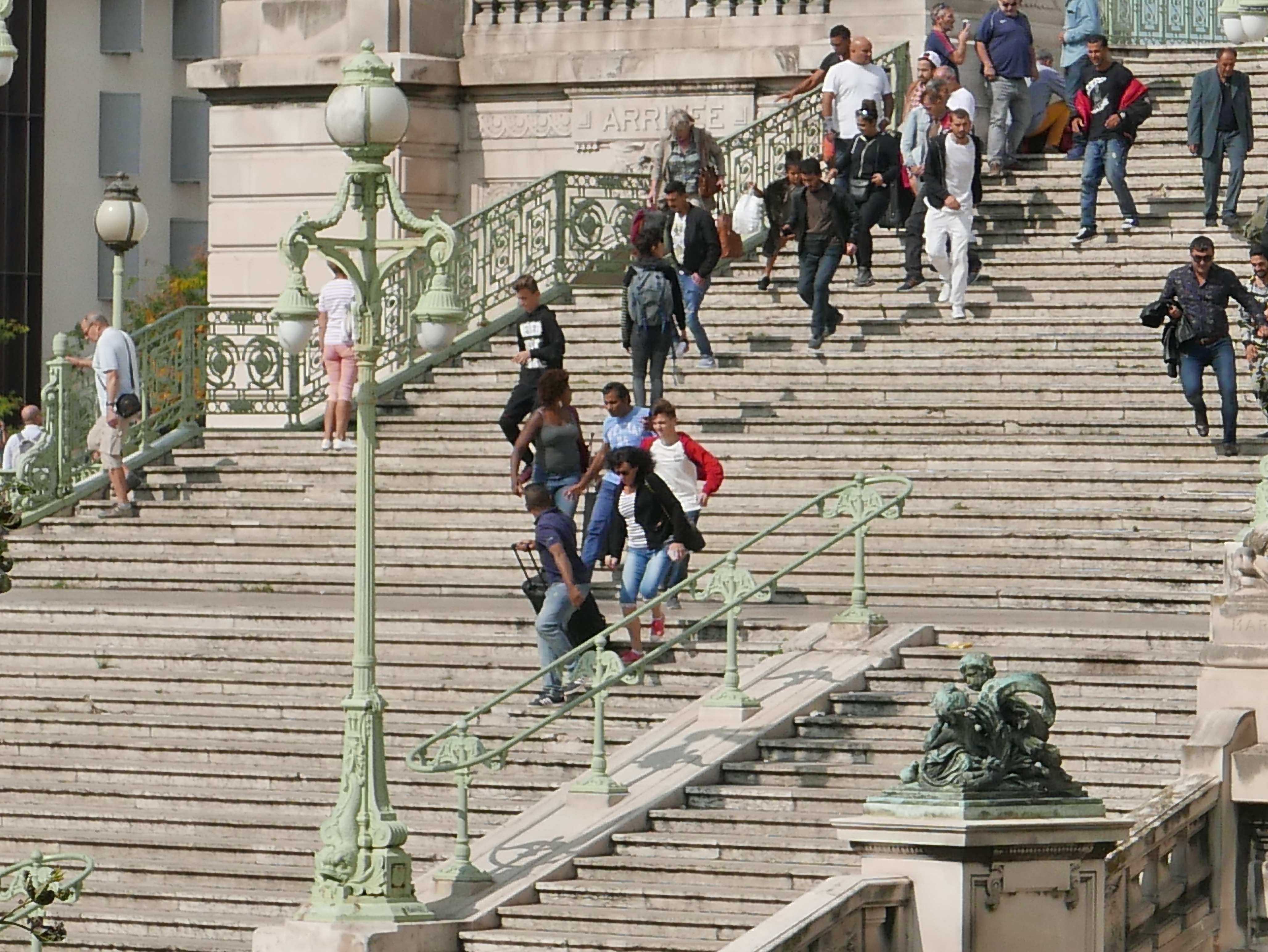 https://cdnimages01.azureedge.net/renascenca/gare_de_saint_charles_em_marselha_foto_epa1338f1fc.jpg