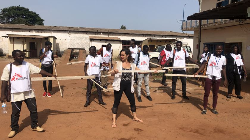 covid-19 na Guiné-Bissau - elemento dos Médicos Sem Fronteiras explica distanciamento social Foto: MSF