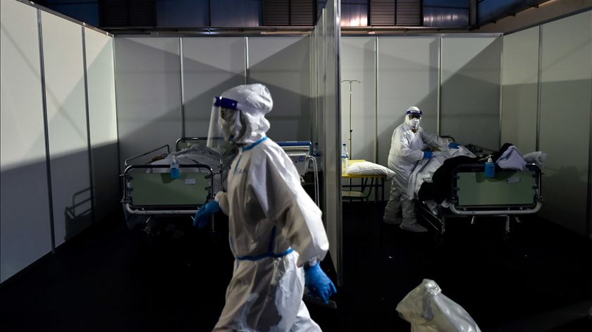 Reinfeções "são complicadas de confirmar", mas investigadores acreditam que "são muito raras" Reinfeções "são complicadas de confirmar", mas investigadores acreditam que "são muito raras"