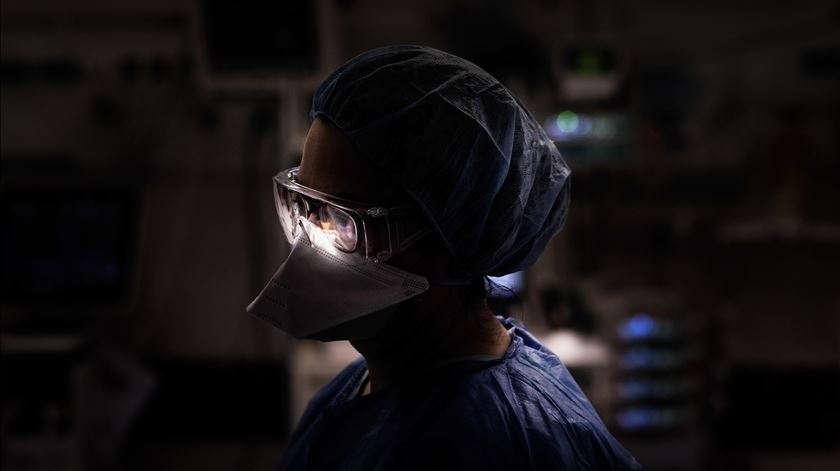 Médicos passam "mais de metade do tempo" ao computador. Atrasos a notificar doentes devem-se a "falhas informáticas dos hospitais"