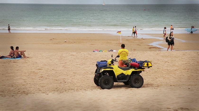 Arranque calmo da época balnear preocupa negócios junto à praia de Carcavelos. "Vai ser muito complicado"