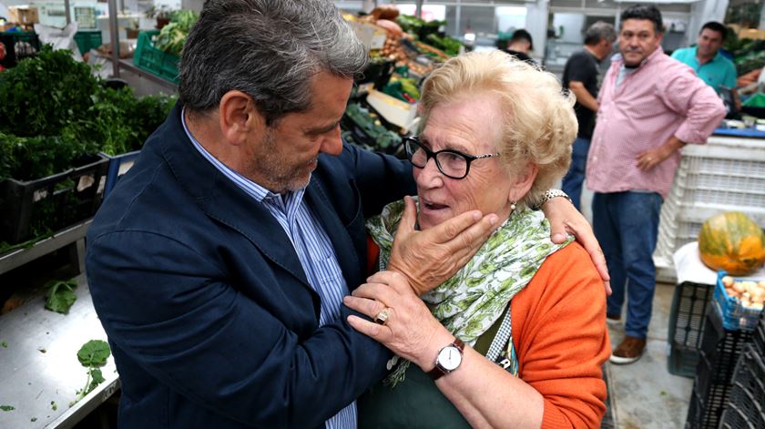 Narciso Miranda numa acção de campanha em Matosinhos. Foto: Gonçalo Costa/RR