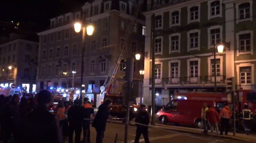Incêndio num hotel em Lisboa obriga a evacuação do edifício