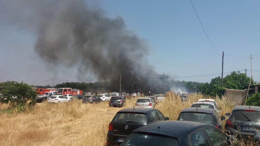 Fogo destrói várias viaturas em parque de estacionamento em Faro