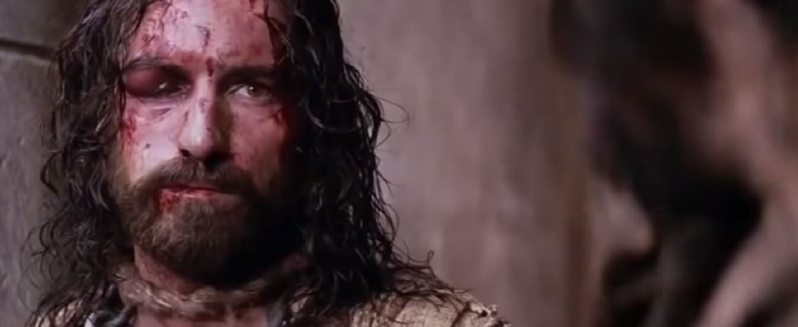 Jesus olha para Barrabás, no filme A Paixão do Cristo, de Mel Gibson. Foto: YouTube