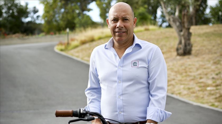 Emissão especial da Manhã da Renascença em cima de uma bicicleta
