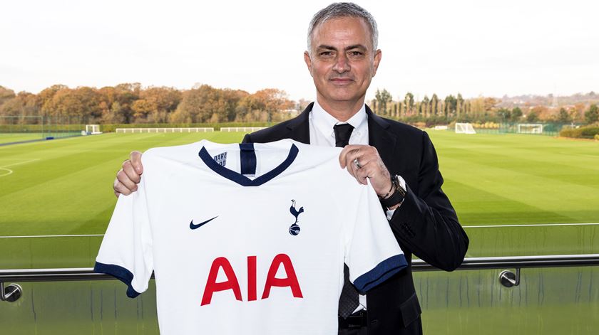 "A Premier League é o meu habital natural, é onde mais gosto de estar". Mourinho já foi apresentado no Tottenham