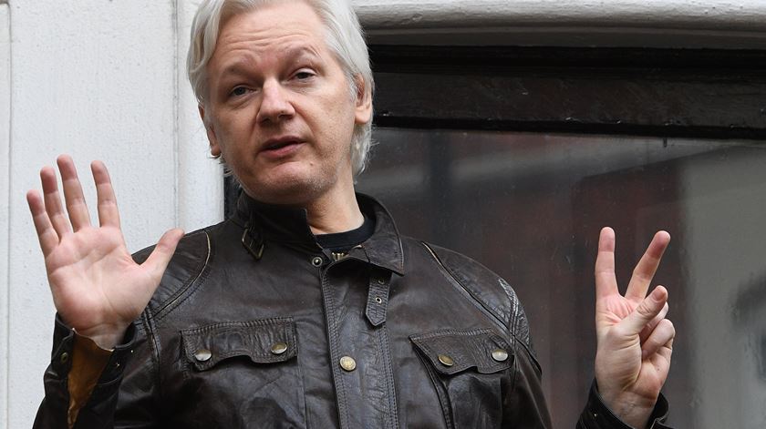 Resultado de imagem para Equador concede nacionalidade a Julian Assange