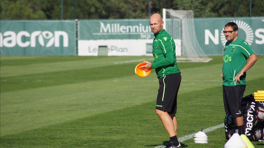 Três baixas no primeiro dia do novo treinador adjunto do Sporting