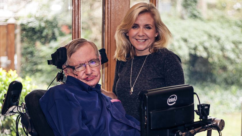 Hawking enterrado ao lado de Newton e Darwin. “Quem me dera que ele soubesse”, diz filha