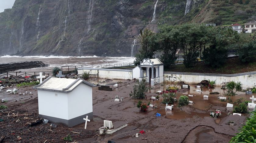Derrocadas e estradas cortadas. As imagens das inundações na Madeira