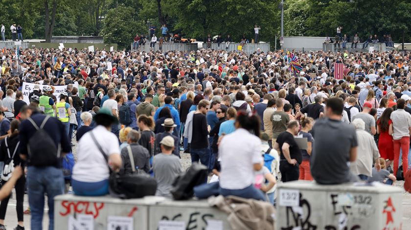 Milhares de pessoas em protestos anti-confinamento na Alemanha ...