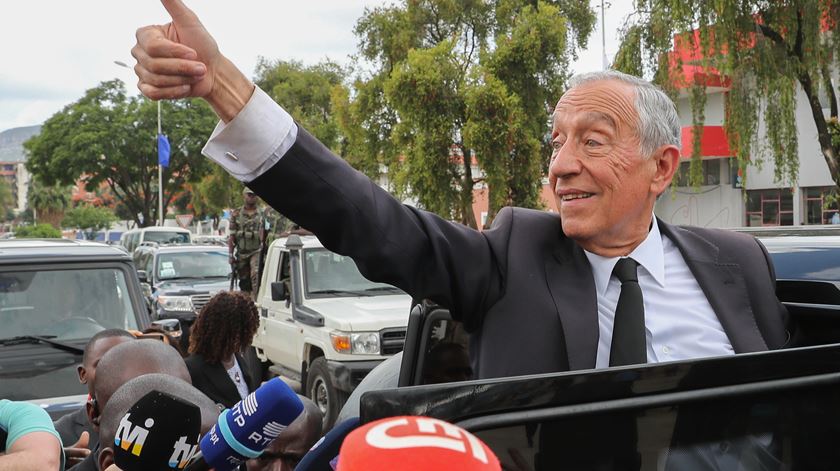 Marcelo "superstar" em Angola. Leva banho de multidão, canta e demora 2 horas a fazer 10 kms