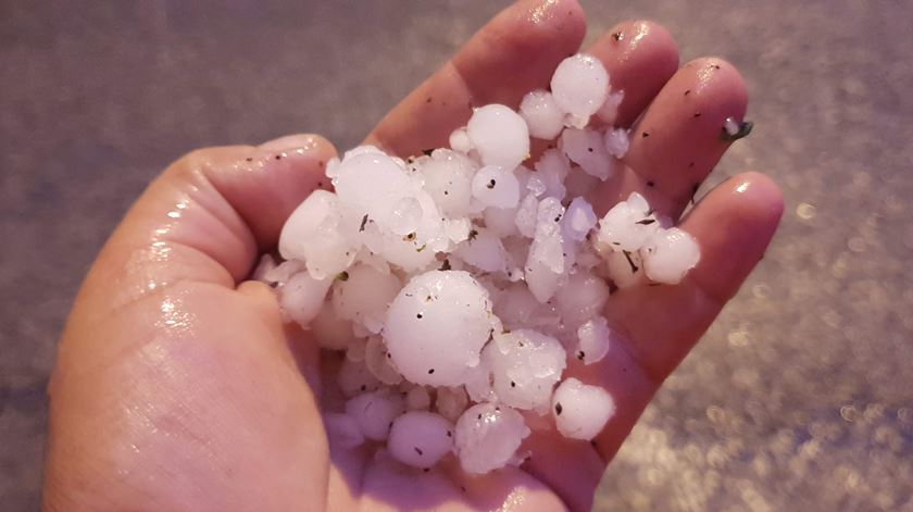 Chuva e granizo provocam inundações em Chaves