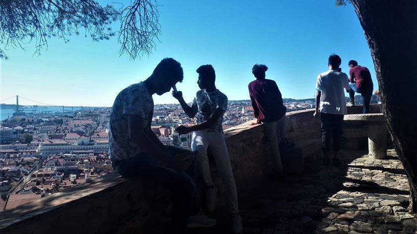 Refugiados menores voltam a sonhar em Lisboa - Reportagem de Celso Paiva Sol