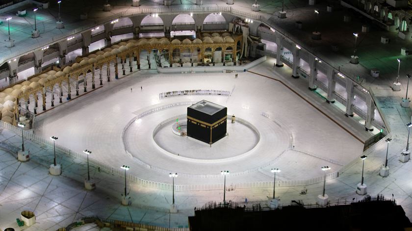 Mesquita vazia em Meca, Arábia Saudita, durante pandemia de coronavírus Foto Yasser Bakhsh Reuters