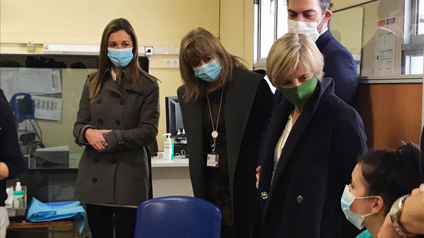 Covid-19. Marta Temido acompanha início da vacinação no Hospital Curry Cabral