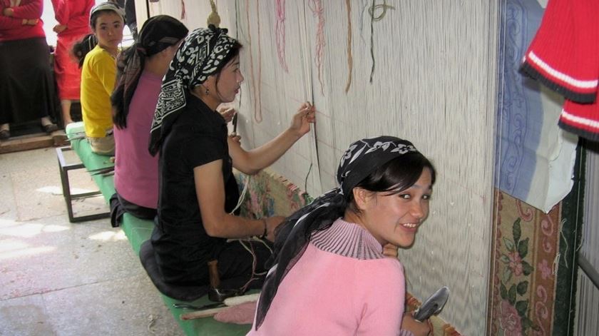 Twitter bloqueia conta de embaixada da China nos EUA por "desumanizar" uigures