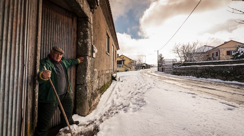 Fotogaleria: Tempestade Dora deixa Vila Pouca de Aguiar coberta de neve