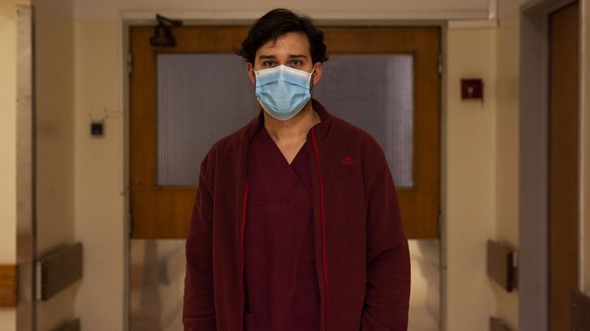 As sequelas psicológicas da Covid-19. “Há vizinhos a tentar impedir doentes já curados de entrar no elevador” As sequelas psicológicas da Covid-19. “Há vizinhos a tentar impedir doentes já curados de entrar no elevador”