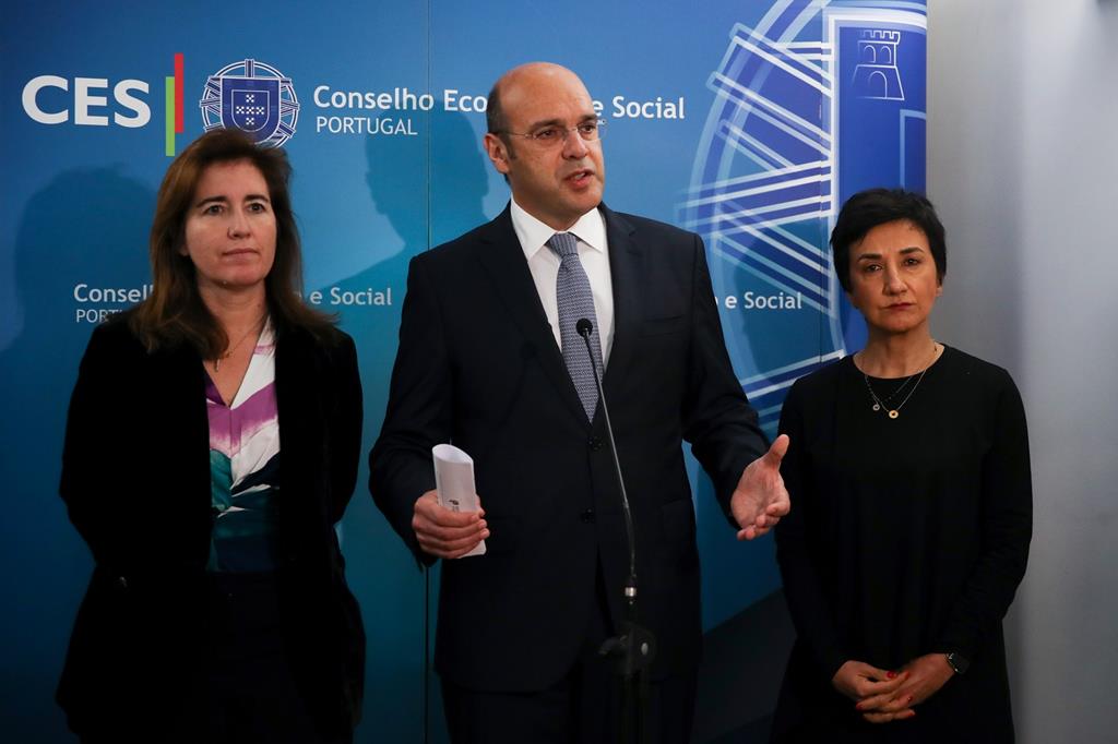 "Lay-off" simplificado para empresas severamente afetadas ...