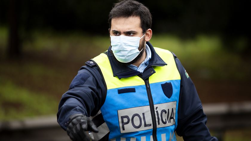 Polícia de Segurança Pública (PSP) realiza uma operação stop, no fim da 2ª Circular, em Lisboa, para os condutores que circulam em direção à A1 - Norte. A polícia está a realizar várias operações em todo o país, devido ao estado de emergia de Covid-19. Foto: Joana Bourgard/RR