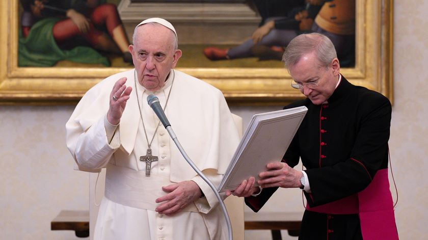 "Quem vende hoje as armas aos terroristas?" pergunta Francisco depois da visita ao Iraque