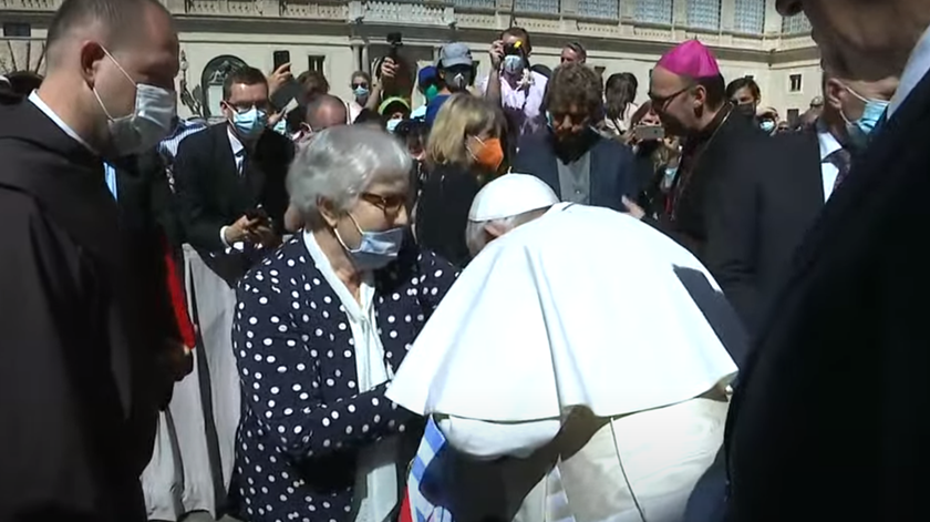 Papa beija tatuagem de sobrevivente do holocausto