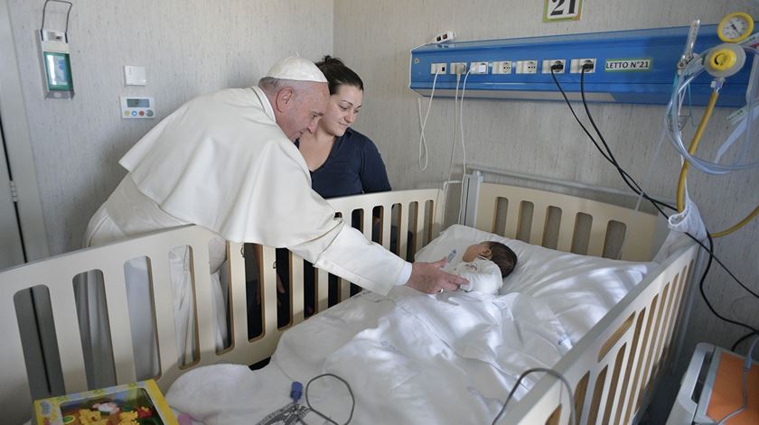 Papa com criança no hospital Bambino Gesú de Palidoro. Foto: Vatican Media