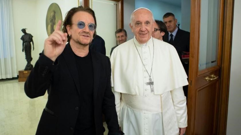 Bono fala com o Papa sobre abusos sexuais: "Conseguia ver-se a dor no seu rosto"