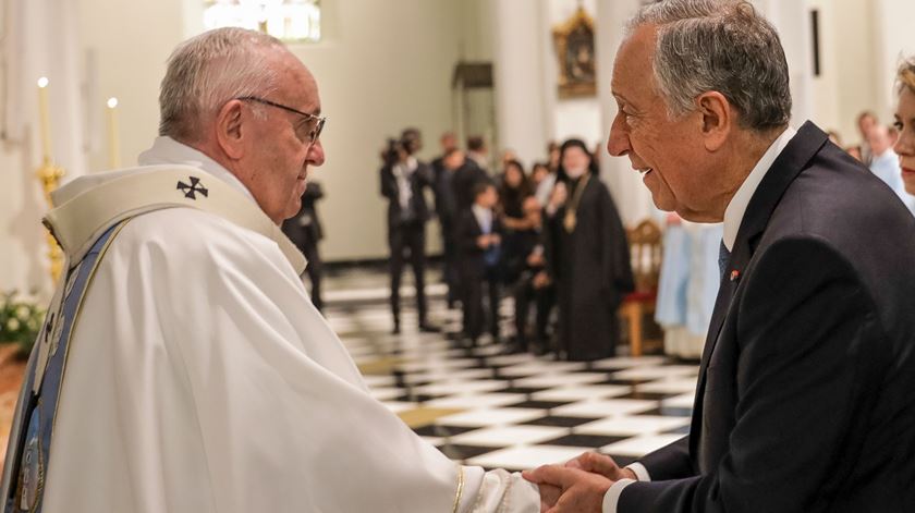 Após consagrar altar, Papa saúda Marcelo no abraço da paz