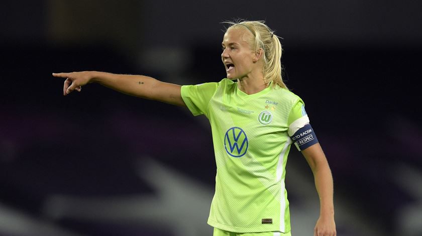 Chelsea bate recorde de transferências no futebol feminino