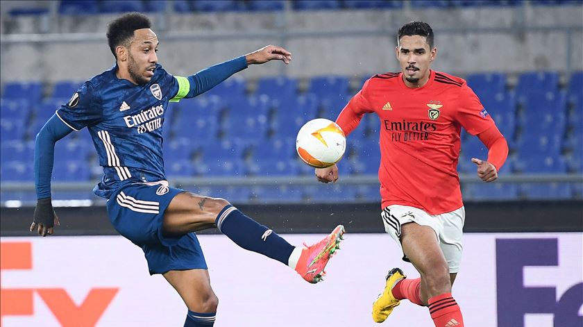 Ricardo Rocha. "Lucas Veríssimo e Otamendi é dupla para continuar"