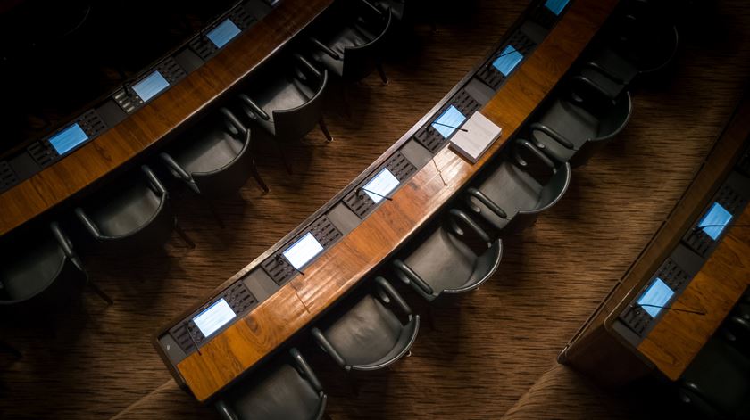 42% dos portugueses acreditam que há um grupo secreto que governa o mundo