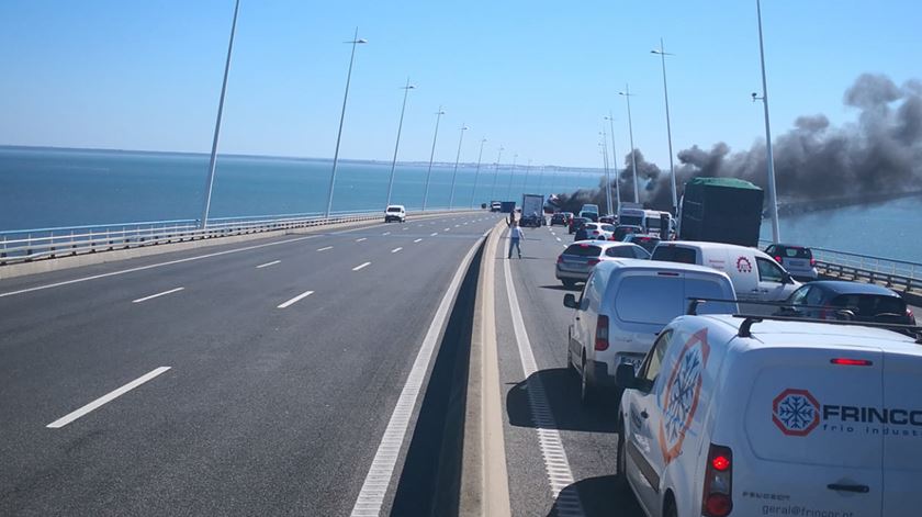 Acessos à ponte Vasco da Gama cortados depois de incêndio de camião