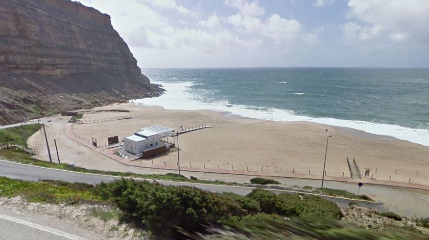 Homem morre na praia da Calada em Mafra ao tentar salvar duas filhas no mar Homem morre na praia da Calada em Mafra ao tentar salvar duas filhas no mar