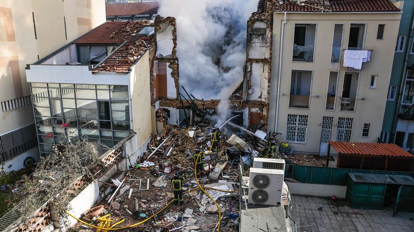 Prédio ruiu após explosão. Há cinco feridos e um desaparecido em Lisboa