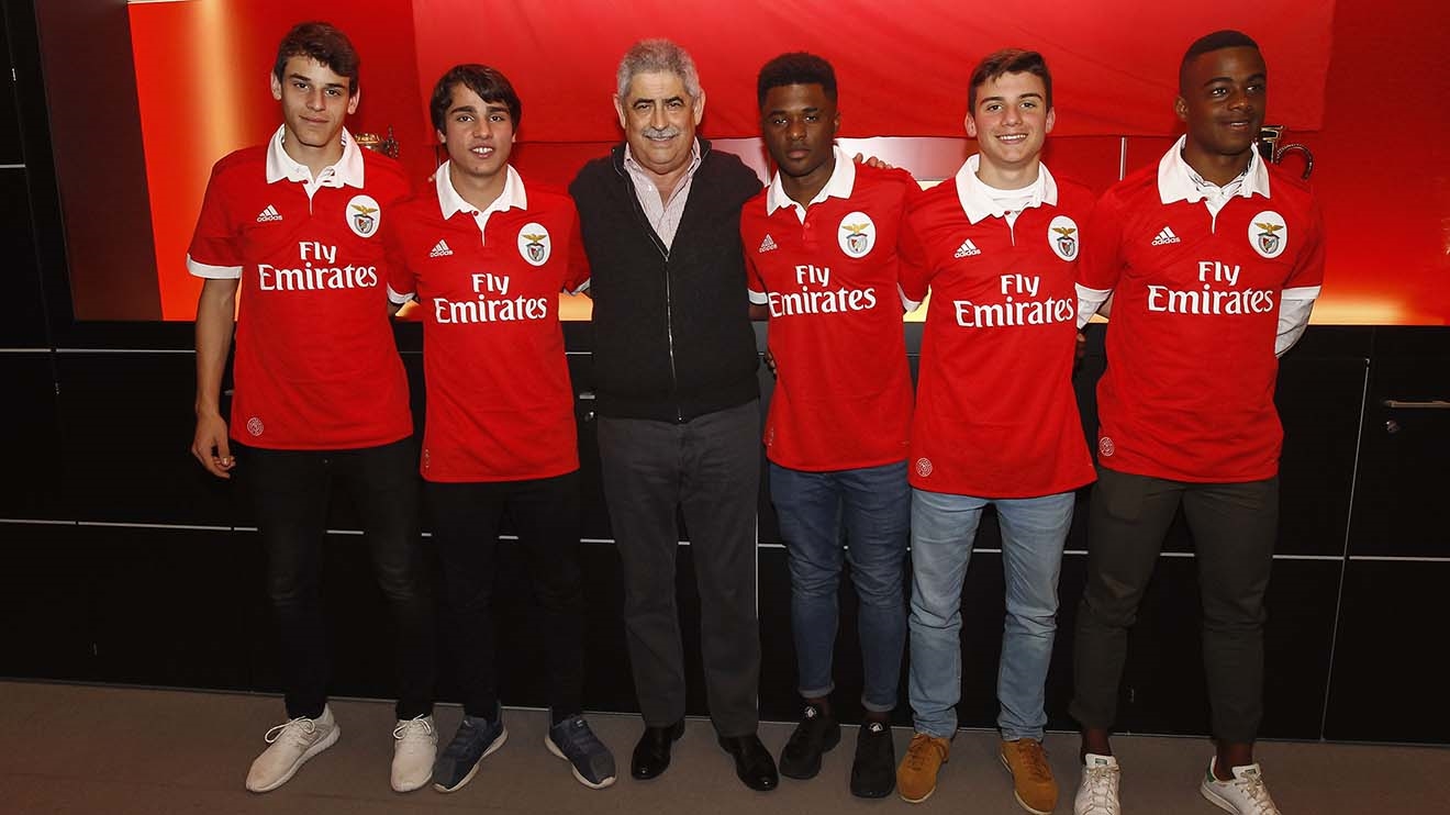 Benfica oferece contrato profissional a quinteto da ...