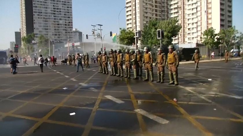 Canhões de água varrem protestos contra visita do Papa ao Chile