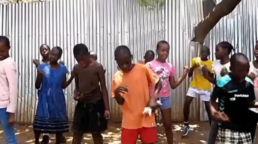 Crianças do Quénia dançam "Telemóveis" de Conan Osiris