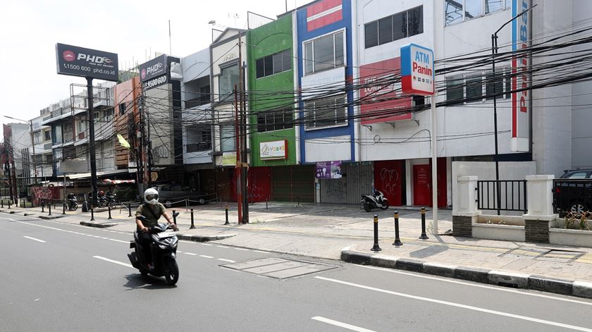 Ruas desertas em Jakarta por causa do coronavirus. Foto: Bagus Indahono/EPA