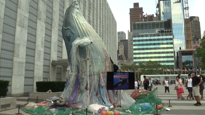 Escultura de baleia gigante alerta para poluição marinha